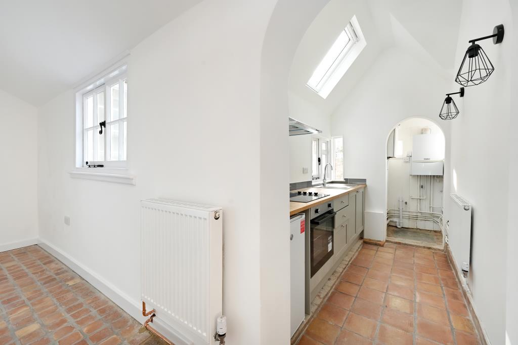 Lot: 152 - TERRACE HOUSE IN DESIRABLE LOCATION - Kitchen